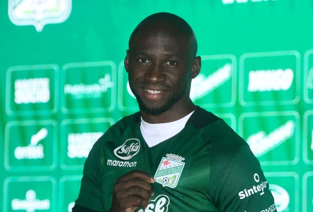 French international football player Eliaquim Mangala poses for pictures during his presentation after signing for Oriente Petrolero in Santa Cruz de la Sierra, Bolivia, on February 27, 2026. Mangala will play for Oriente Petrolero, in the most important signing in recent years for Bolivian football, the club announced on January 27, 2026. (Photo by Rodrigo URZAGASTI / AFP)