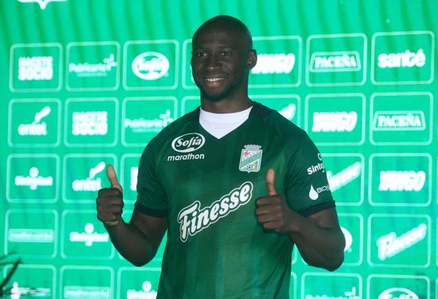 French international football player Eliaquim Mangala poses for pictures during his presentation after signing for Oriente Petrolero in Santa Cruz de la Sierra, Bolivia, on February 27, 2026. Mangala will play for Oriente Petrolero, in the most important signing in recent years for Bolivian football, the club announced on January 27, 2026. (Photo by Rodrigo URZAGASTI / AFP)