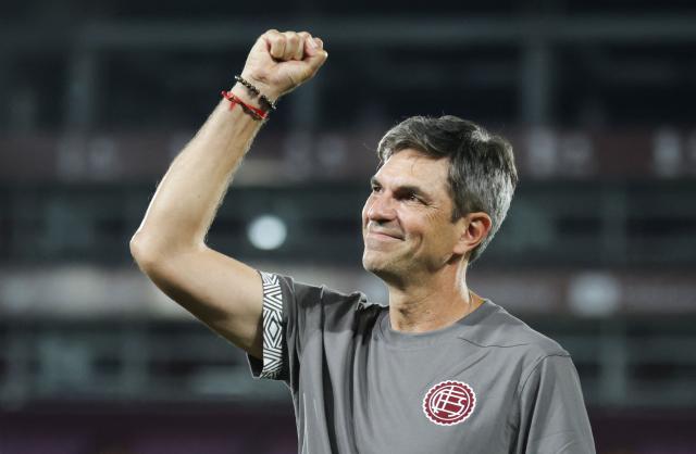 Lanus' head coach Mauricio Pellegrino acknowledges the crowd at Ciudad de Lanus stadium as part of the team's celebrations, a day after defeating Flamengo at Maracana stadium in Rio de Janeiro to win the Recopa Sudamericana, in Lanus, Buenos Aires province on February 27, 2026. (Photo by Francisco Loureiro / AFP)