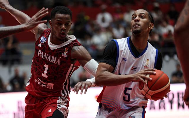 Cuba's Marcos Chacon (R) prepares to shoot next to Panama's Iverson Molinar during the FIBA Basketball World Cup 2027 Americas qualifiers Group D match between Panama and Cuba at Roberto Duran arena in Panama City on February 27, 2026. (Photo by MARTIN BERNETTI / AFP)