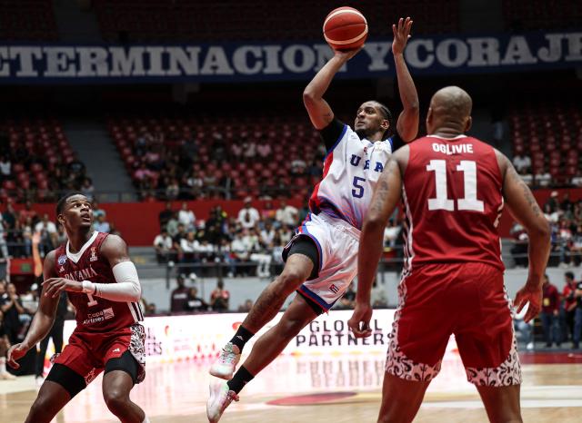 Cuba's Marcos Chacon shoots during the FIBA Basketball World Cup 2027 Americas qualifiers Group D match between Panama and Cuba at Roberto Duran arena in Panama City on February 27, 2026. (Photo by MARTIN BERNETTI / AFP)