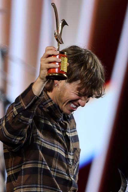 Argentine singer Paulo Londra lifts his 'Gaviota de Oro' award during the 65th Vina del Mar International Song Festival in Vina del Mar, Chile on February 27, 2026 (Photo by Javier TORRES / AFP)