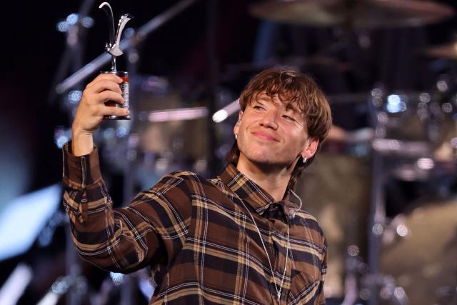 Argentine singer Paulo Londra lifts his 'Gaviota de Oro' award during the 65th Vina del Mar International Song Festival in Vina del Mar, Chile on February 27, 2026 (Photo by Javier TORRES / AFP)