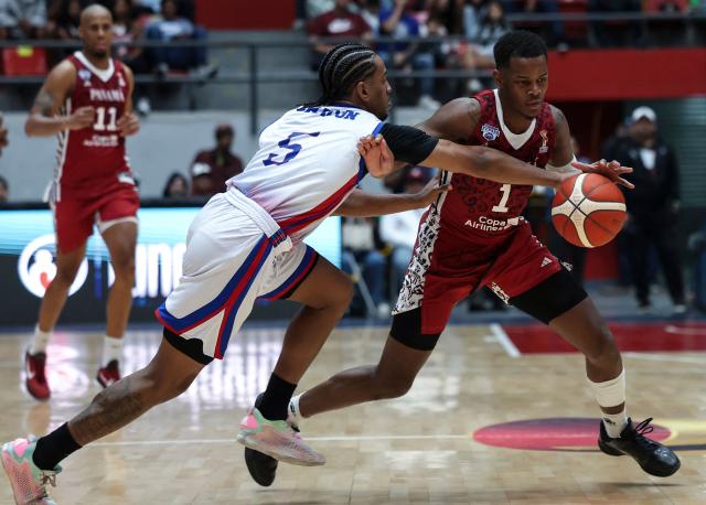 Cuba's Marcos Chacon (L) and Panama's Iverson Molinar fight for the ball during the FIBA Basketball World Cup 2027 Americas qualifiers Group D match between Panama and Cuba at Roberto Duran arena in Panama City on February 27, 2026. (Photo by MARTIN BERNETTI / AFP)
