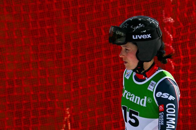 France's Romane Miradoli reacts after falling as she competes in the women's super G race, part of the FIS Alpine Ski World Cup 2025-2026 in Soldeu on February 28, 2026. (Photo by Lionel BONAVENTURE / AFP)