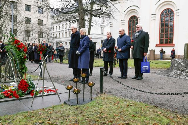 On the 40th anniversary of former Swedish Social Democratic Party chairman and Prime Minister Olof Palme's assassination, (L-R) former Swedish Social Democratic Party chairman Ingvar Carlsson, current Magdalena Andersson, party secretary Tobias Baudin, former party chairmen Mona Sahlin, former Swedish Prime Ministers Stefan Lofven and Goran Persson and former Social Democratic Party chairman Hakan Juholt stand at Olof Palme's grave at the Adolf Fredrik's cemetery in Stockholm, Sweden on 28 February 2026. Swedish Prime Minister and Party leader of the Social Democratic party Olof Palme was assassinated on February 28, 1986 on Sveavagen street in the center of Stockholm. (Photo by Fredrik PERSSON / TT NEWS AGENCY / AFP) / Sweden OUT