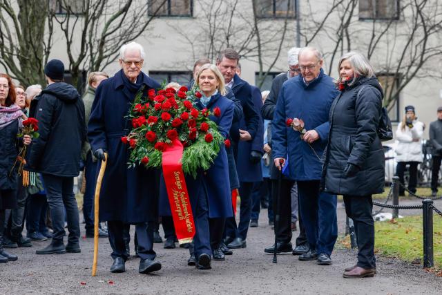 On the 40th anniversary of former Swedish Social Democratic Party chairman and Prime Minister Olof Palme's assassination, current Swedish Social Democratic Party chairman Magdalena Andersson (C) and former Ingvar Carlsson (L) carry a wreath of flowers at Olof Palme's grave at the Adolf Fredrik's cemetery in Stockholm, Sweden on 28 February 2026. Swedish Prime Minister and Party leader of the Social Democratic party Olof Palme was assassinated on February 28, 1986 on Sveavagen street in the center of Stockholm. (Photo by Fredrik PERSSON / TT NEWS AGENCY / AFP) / Sweden OUT