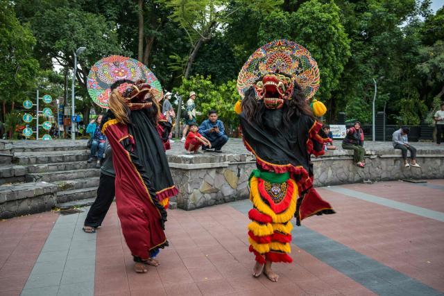 Dancers from a traditional Javanese performance arts group called the Jaranan Jagad Trenggono perform Jaranan (horse dance) for Muslims who gathered to watch the show at Bungkul Park as they wait before breaking their fast during the holy fasting month of Ramadan in Surabaya, Indonesia's East Java province on February 28, 2026. (Photo by JUNI KRISWANTO / AFP)