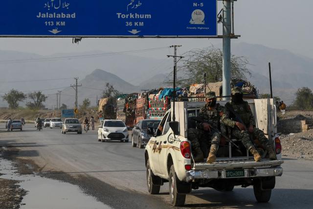 Pakistani soldiers arrive near the Torkham border between Afghanistan and Pakistan on February 28, 2026, amidst the ongoing clashes between the two countries. Afghanistan said it downed a Pakistan fighter jet and captured its pilot on February 28, a claim denied by Islamabad a day after it declared an "open war" with its South Asian neighbour. (Photo by Abdul MAJEED / AFP)