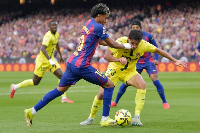 Barcelona's Spanish forward #10 Lamine Yamal and Villarreal's Spanish defender #23 Sergi Cardona fight for the ball during the Spanish league football match between FC Barcelona and Villarreal CF at Camp Nou Stadium in Barcelona on February 28, 2026. (Photo by MANAURE QUINTERO / AFP)