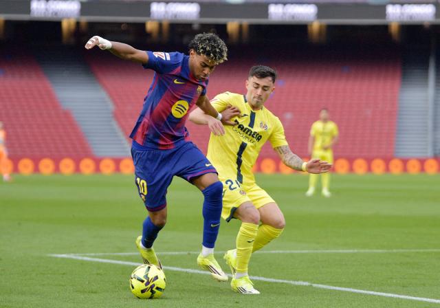 Barcelona's Spanish forward #10 Lamine Yamal and Villarreal's Spanish forward #20 Alberto Moleiro fight for the ball during the Spanish league football match between FC Barcelona and Villarreal CF at Camp Nou Stadium in Barcelona on February 28, 2026. (Photo by MANAURE QUINTERO / AFP)
