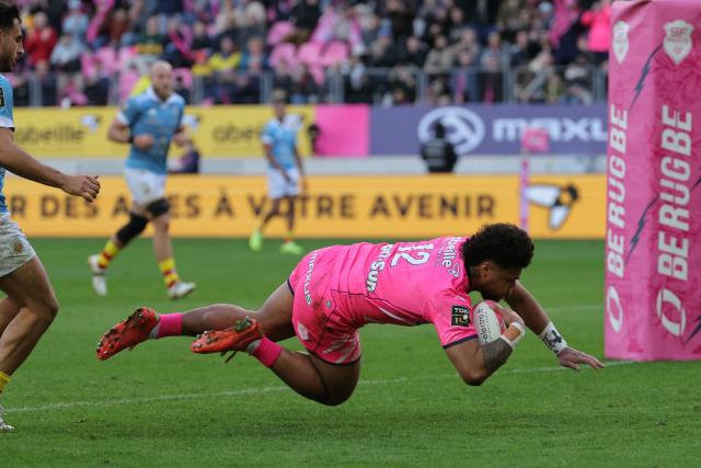 Stade Francais' French centre Tani Vili scores a try during the French Top14 rugby union match between Stade Francais Paris and USA Perpignan at the Jean-Bouin Stadium in Paris on February 28, 2026. (Photo by Thomas SAMSON / AFP)