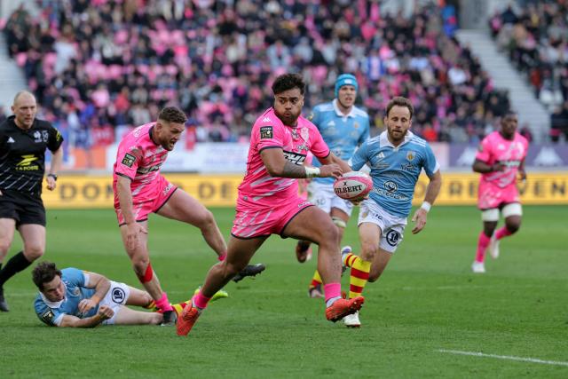 Stade Francais' French centre Tani Vili (C) runs to score a try during the French Top14 rugby union match between Stade Francais Paris and USA Perpignan at the Jean-Bouin Stadium in Paris on February 28, 2026. (Photo by Thomas SAMSON / AFP)