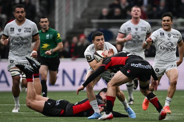 Toulon’s French wing #14 Gael Drean (C) fights for the ball with Lyon’s French full back #15 Gabin Lorre (R) during the French Top14 rugby union match between Lyon Olympique Universitaire Rugby and RC Toulon at the Gerland Stadium in Lyon, central-eastern France on February 28, 2026. (Photo by ARNAUD FINISTRE / AFP)
