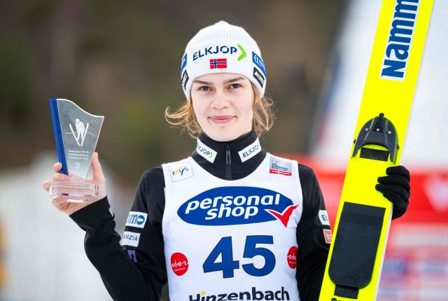 Norway's Anna Odine Stroem poses after Women's Normal Hill HS90 competition at the FIS Ski Jumping World Cup in Hinzenbach, Austria, on February 28, 2026. Slovenia's Nika Prevc won the event ahead on Austria's Lisa Eder (2nd) and Norway's Anna Odine Stroem (3rd). (Photo by GEORG HOCHMUTH / APA / AFP) / Austria OUT