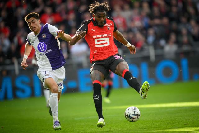 Rennes' French defender #03 Lilian Brassier (R) fights for the ball with Toulouse's Argentinian forward #07 Julian Vignolo during the French L1 football match between Stade Rennais and Toulouse FC at the Roazhon Park stadium in Rennes, western France on February 28, 2026. (Photo by Loic VENANCE / AFP)