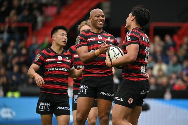 Toulouse's French centre Kalvin Gourgues (R) celebrates with teammates after scroing Toulouse's third try during the French Top14 rugby union match between Stade Toulousain (Toulouse) and US Montauban at the Ernest-Wallon stadium in Toulouse, southwestern France, on February 28, 2026. (Photo by Matthieu RONDEL / AFP)