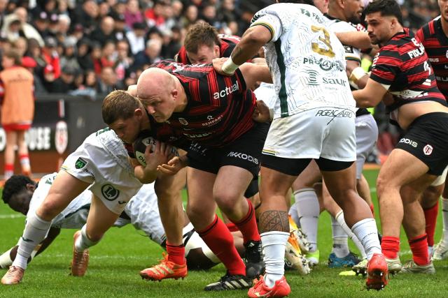 Toulouse's English flanker Jack Willis (2L) runs towards the try line to score Toulouse's  fourth try during the French Top14 rugby union match between Stade Toulousain (Toulouse) and US Montauban at the Ernest-Wallon stadium in Toulouse, southwestern France, on February 28, 2026. (Photo by Matthieu RONDEL / AFP)
