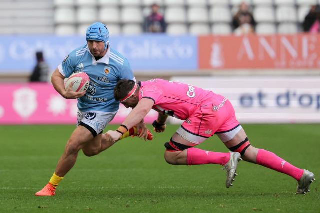 Perpignan's French flanker Lucas Velarte (L) is tackled by Stade Francais' French lock Baptiste Pesenti as he runs with the ball during the French Top14 rugby union match between Stade Francais Paris and USA Perpignan at the Jean-Bouin Stadium in Paris on February 28, 2026. (Photo by Thomas SAMSON / AFP)