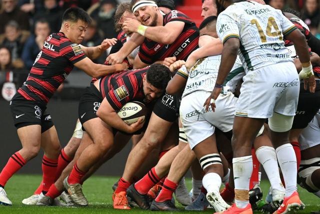 Toulouse's French hooker Guillaume Cramont (2L) carries the ball in a rolling maul during the French Top14 rugby union match between Stade Toulousain (Toulouse) and US Montauban at the Ernest-Wallon stadium in Toulouse, southwestern France, on February 28, 2026. (Photo by Matthieu RONDEL / AFP)
