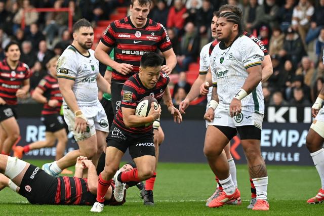 Toulouse's Japanese scrum-half Naoto Saito (C) runs the ball to score Toulouse's sixth try during the French Top14 rugby union match between Stade Toulousain (Toulouse) and US Montauban at the Ernest-Wallon stadium in Toulouse, southwestern France, on February 28, 2026. (Photo by Matthieu RONDEL / AFP)