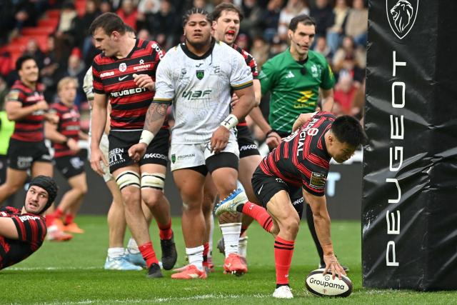 Toulouse's Japanese scrum-half Naoto Saito (R) grounds the ball to score Toulouse's sixth try during the French Top14 rugby union match between Stade Toulousain (Toulouse) and US Montauban at the Ernest-Wallon stadium in Toulouse, southwestern France, on February 28, 2026. (Photo by Matthieu RONDEL / AFP)