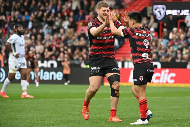 Toulouse's Japanese scrum-half Naoto Saito (R) celebrates with Toulouse's English flanker Jack Willis (C) after scoring Toulouse's sixth try during the French Top14 rugby union match between Stade Toulousain (Toulouse) and US Montauban at the Ernest-Wallon stadium in Toulouse, southwestern France, on February 28, 2026. (Photo by Matthieu RONDEL / AFP)