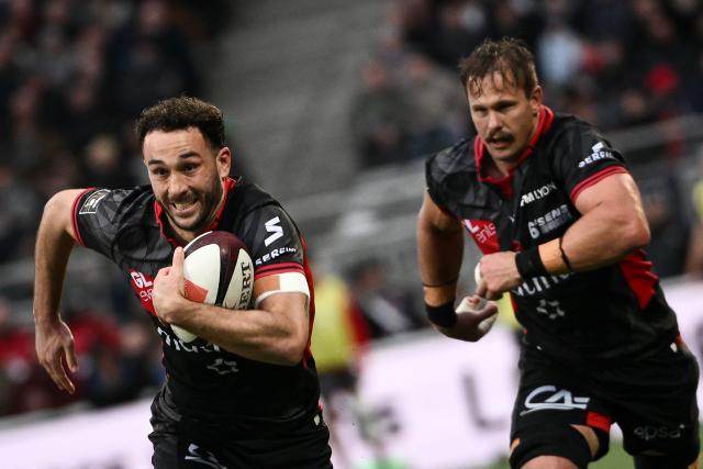 Lyon’s French wing #14 Ethan Dumortier (L) runs with the ball during the  French Top14 rugby union match between Lyon Olympique Universitaire Rugby and RC Toulon at the Gerland Stadium in Lyon, central-eastern France on February 28, 2026. (Photo by ARNAUD FINISTRE / AFP)