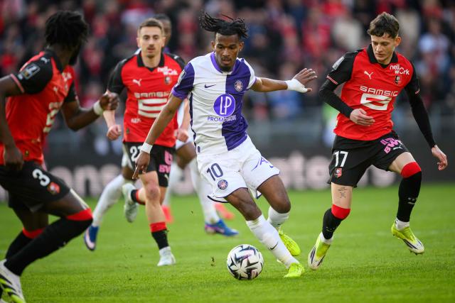 Toulouse's French forward #10 Yann Gboho (C) controls the ball during the French L1 football match between Stade Rennais and Toulouse FC at the Roazhon Park stadium in Rennes, western France on February 28, 2026. (Photo by Loic VENANCE / AFP)