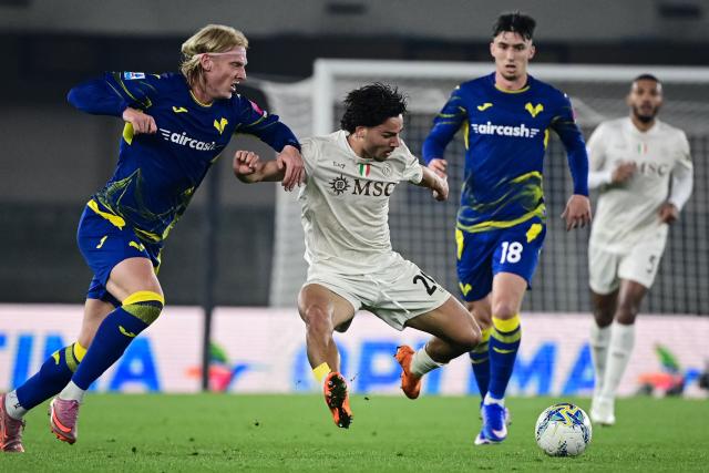 Napoli's Brazilian forward #27 Alisson Santos (C) fights for the ball with Hellas Verona's Far Oerer defender #5 Andrias Edmundsson (L) and Hellas Verona's Scottish forward #18 Kieron Bowie (R) during the Italian Serie A football match between Hellas Verona and Napoli at the Bentegodi Stadium in Verona, northern Italy, on February 28, 2026. (Photo by Piero CRUCIATTI / AFP)