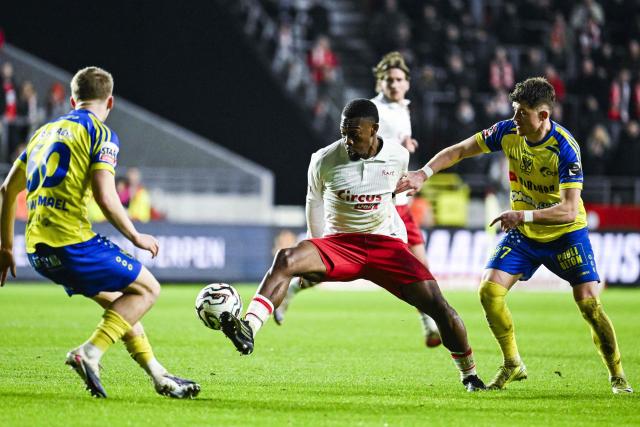 Antwerp's German midfielder #30 Christopher Scott (C) controls the ball during the Belgian "Pro League" First Division football match between Antwerp and Sint-Truidense Voetbalvereniging (STVV) at Bosuilstadion in Antwerp on February 28, 2026. (Photo by Tom Goyvaerts / BELGA / AFP) / Belgium OUT