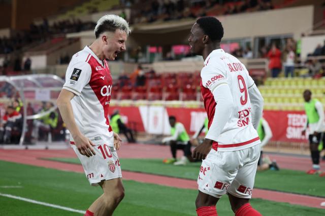 Monaco's US forward #09 Folarin Balogun (R) celebrates with a teammate after scoring his team's first goal during the French L1 football match between AS Monaco and SCO Angers at the Stade Louis II in the Principality of Monaco on February 28, 2026. (Photo by Valery HACHE / AFP)