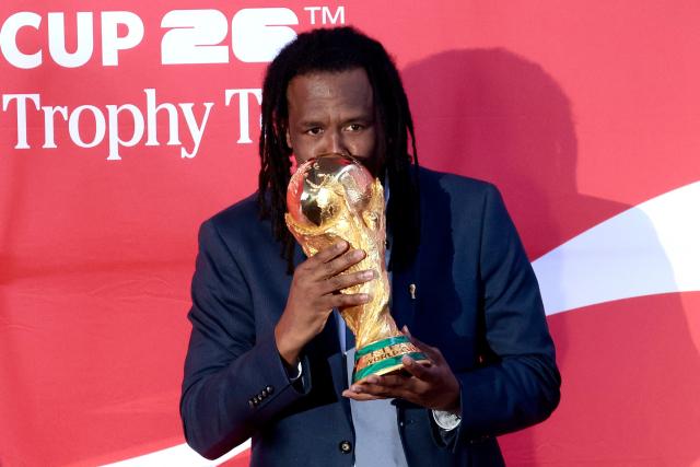 Former Brazilian football player Roque Junior poses for a picture kissing the FIFA World Cup trophy at the Akron Stadium, where it arrived as the second part of its tour in Zapopan, Mexico on February 28, 2026. (Photo by ULISES RUIZ / AFP)