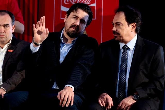 Amaury Vergara (C), President of Club Deportivo Guadalajara, speaks with former Mexican footballer Hugo Sanchez (R) during the FIFA World Cup trophy visit to Zapopan, the second stop on its tour of Mexico, on February 28, 2016. (Photo by ULISES RUIZ / AFP)