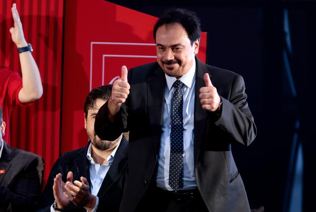 Former Mexican footballer Hugo Sanchez gives two thumbs up during the FIFA World Cup trophy visit to Zapopan, the second stop on its tour of Mexico, on February 28, 2016. (Photo by ULISES RUIZ / AFP)