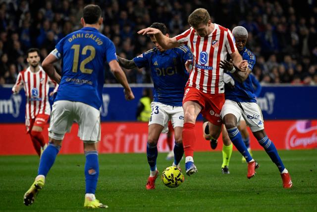 Atletico Madrid's Norwegian forward #09 Alexander Sorloth (C) fights for the ball with Real Oviedo's Spanish midfielder #23 Nicolas Fonseca (L) and Ghanaian midfielder #06 Kwasi Sibo during the Spanish league football match between Real Oviedo and Club Atletico de Madrid at Carlos Tartiere Stadium in Oviedo on February 28, 2026. (Photo by ANDER GILLENEA / AFP)
