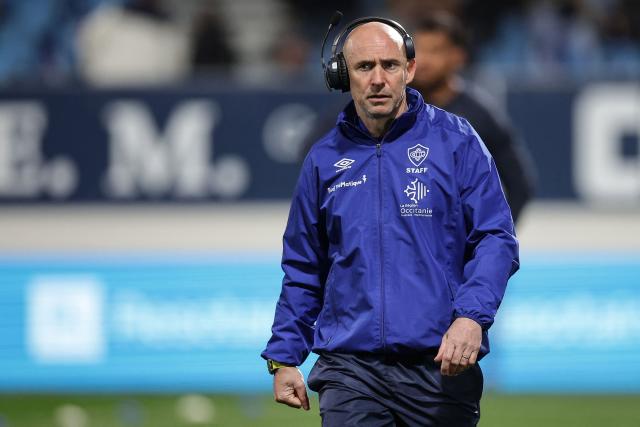 Castres' French head coach Xavier Sadourny looks on during the warm up ahead of the French Top 14 rugby union match between Castres Olympique and Stade Rochelais (La Rochelle) at the Stade Pierre Fabre in Castres, southern France on February 28, 2026. (Photo by Valentine CHAPUIS / AFP)