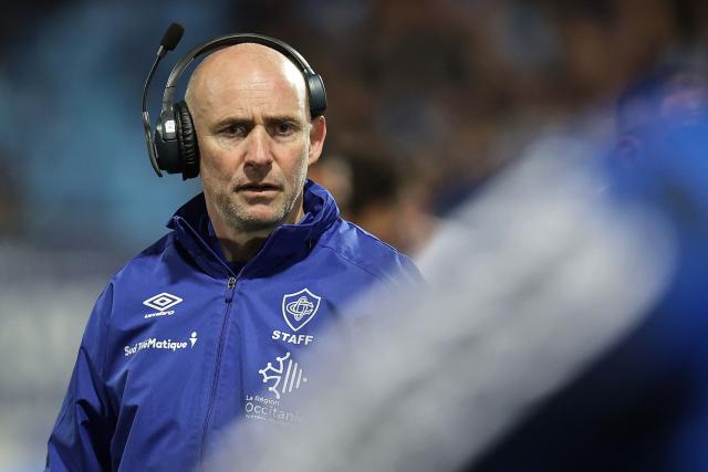 Castres' French head coach Xavier Sadourny looks on during the warm up ahead of the French Top 14 rugby union match between Castres Olympique and Stade Rochelais (La Rochelle) at the Stade Pierre Fabre in Castres, southern France on February 28, 2026. (Photo by Valentine CHAPUIS / AFP)