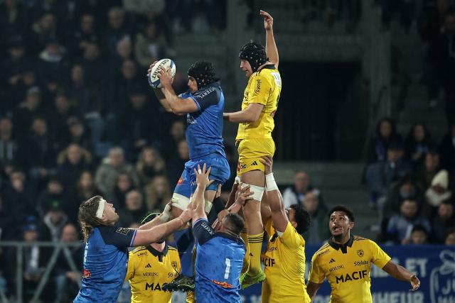 La Rochelle's Fijian flanker Levani Botia (CL) catches the ball as he is lifted into thr air for a line out during the French Top 14 rugby union match between Castres Olympique and Stade Rochelais (La Rochelle) at the Stade Pierre Fabre in Castres, southern France on February 28, 2026. (Photo by Valentine CHAPUIS / AFP)