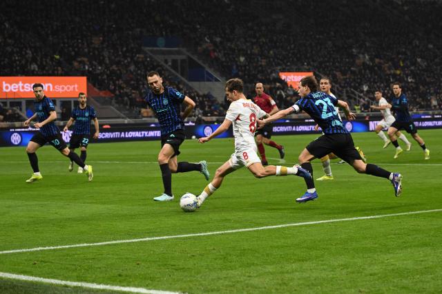 Genoa's Italian midfielder #08 Tommaso Baldanzi (C) controls the ball during the Italian Serie A football match between Inter Milan and Genoa at the San Siro Stadium in Milan on February 28, 2026. (Photo by Andreas SOLARO / AFP)