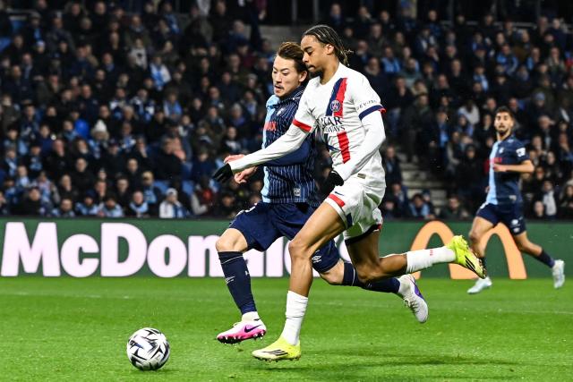 Le Havre's Japanese defender #15 Ayumu Seko (L) fights for the ball with Paris Saint-Germain's French forward #29 Bradley Barcola during the French L1 football match between Le Havre AC and Paris Saint-Germain (PSG) at the Stade Oceane in Le Havre, north-western France, on February 28, 2026. (Photo by JEAN-FRANCOIS MONIER / AFP)
