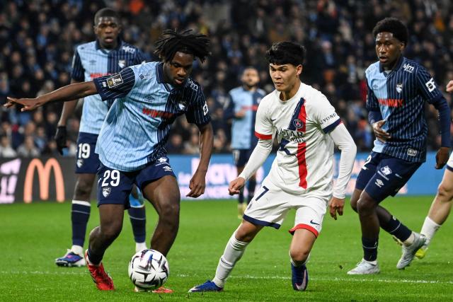 Le Havre's French defender #29 Stephan Zagadou (C-L) fights for the ball with Paris Saint-Germain's Spanish midfielder #27 Dro Fernandez (C-R) during the French L1 football match between Le Havre AC and Paris Saint-Germain (PSG) at the Stade Oceane in Le Havre, north-western France, on February 28, 2026. (Photo by JEAN-FRANCOIS MONIER / AFP)