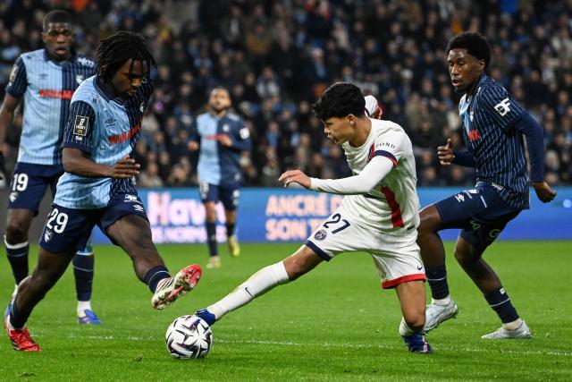 Paris Saint-Germain's Spanish midfielder #27 Dro Fernandez fights for the ball with Le Havre's French defender #29 Stephan Zagadou during the French L1 football match between Le Havre AC and Paris Saint-Germain (PSG) at the Stade Oceane in Le Havre, north-western France, on February 28, 2026. (Photo by JEAN-FRANCOIS MONIER / AFP)