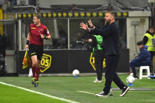 Genoa's Italian coach Daniele De Rossi gestures during the Italian Serie A football match between Inter Milan and Genoa at the San Siro Stadium in Milan on February 28, 2026. (Photo by Andreas SOLARO / AFP)