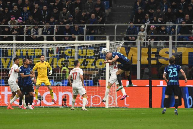 Inter Milan's Dutch defender #06 Stefan De Vrij (2nd R) jumps to head the ball during the Italian Serie A football match between Inter Milan and Genoa at the San Siro Stadium in Milan on February 28, 2026. (Photo by Andreas SOLARO / AFP)