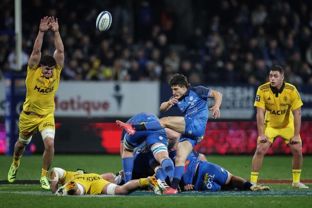 Castres' Uruguayan scrum-half Santiago Arata (C) clears the ball from a ruck during the French Top 14 rugby union match between Castres Olympique and Stade Rochelais (La Rochelle) at the Stade Pierre Fabre in Castres, southern France on February 28, 2026. (Photo by Valentine CHAPUIS / AFP)