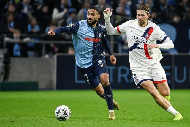 Le Havre's Moroccan midfielder #17 Sofiane Boufal (L) and Paris Saint-Germain's Ukrainian defender #06 Illia Zabarnyi (R) run for the ball during the French L1 football match between Le Havre AC and Paris Saint-Germain (PSG) at the Stade Oceane in Le Havre, north-western France, on February 28, 2026. (Photo by JEAN-FRANCOIS MONIER / AFP)