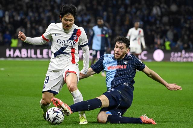 Paris Saint-Germain's South Korean midfielder #19 Lee Kang-in (L) fights for the ball with Le Havre's French defender #04 Gautier Lloris (R) during the French L1 football match between Le Havre AC and Paris Saint-Germain (PSG) at the Stade Oceane in Le Havre, north-western France, on February 28, 2026. (Photo by JEAN-FRANCOIS MONIER / AFP)