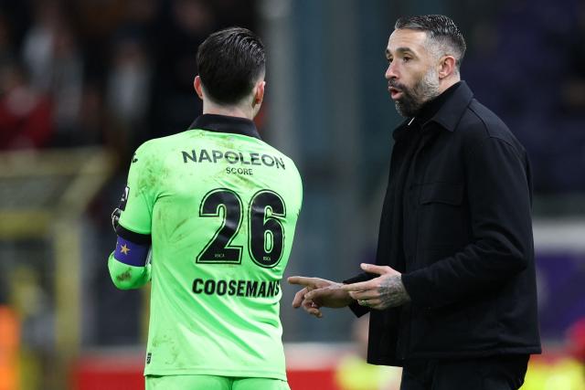 Anderlecht's French interim coach Jeremy Taravel (R) instructs RSC Anderlecht's Belgian goalkeeper #26 Colin Coosemans (L) during the Belgian "Pro League" First Division football match between RSC Anderlecht and OH Leuven at the Constant Vanden Stock Stadium in Brussels on February 28, 2026. (Photo by BRUNO FAHY / BELGA / AFP) / Belgium OUT