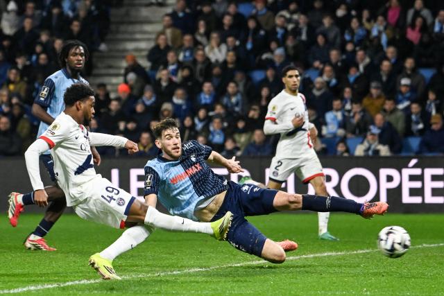Paris Saint-Germain's French forward #49 Ibrahim Mbaye (L) fights for the ball with Le Havre's French defender #04 Gautier Lloris (C) during the French L1 football match between Le Havre AC and Paris Saint-Germain (PSG) at the Stade Oceane in Le Havre, north-western France, on February 28, 2026. (Photo by JEAN-FRANCOIS MONIER / AFP)